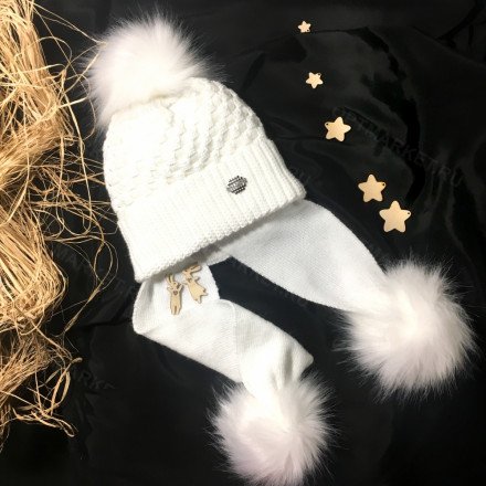 Шапка белая с тремя помпонами оптом 