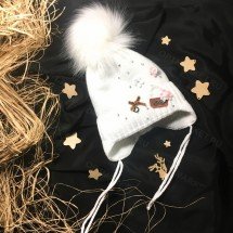 Шапка с помпоном и дизайнерскими элементами