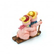 Фигурка &quot;Свинки на лыжах&quot; полистоун оптом